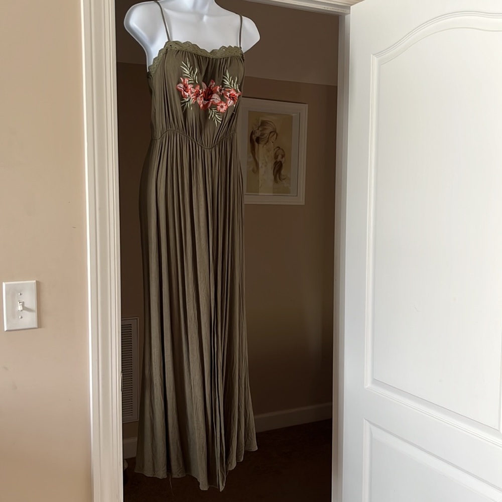 Green maxi dress with embroidery